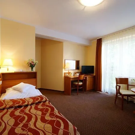 Hotel Feniks מלון 3*